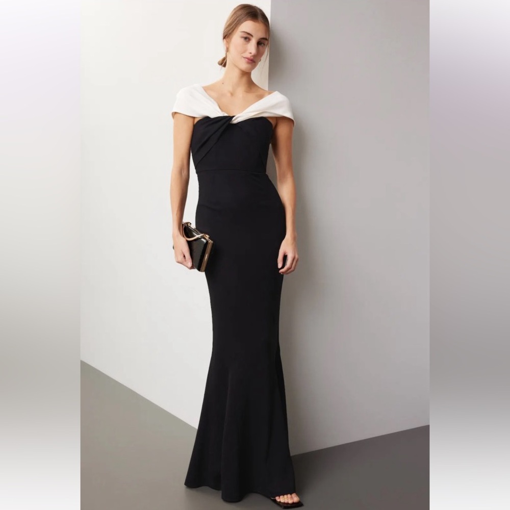 Roland Mouret One-Shoulder Gown
